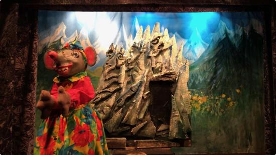 Fifi la Souris devant la caverne ouverte