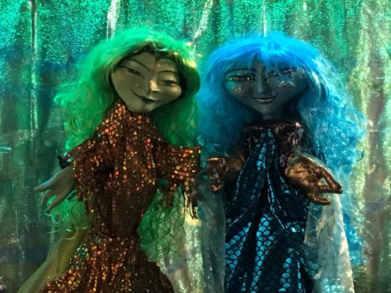 Deux sirènes sur un fond vert