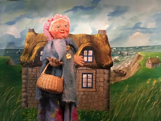 Mamie Marguerite devant la maison