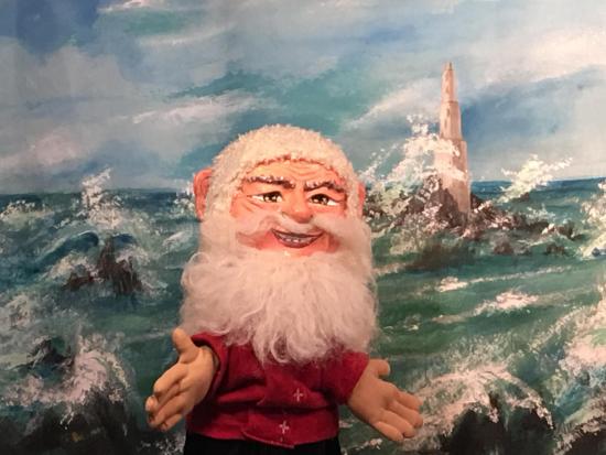 Le vieil homme gardien du phare, mer et phare en arrière-plan