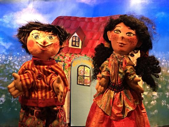 Tibougon joyeux et Lorella devant la maison de cette dernière