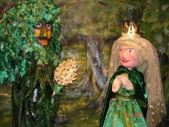 Douce Aline remet la feuille d'or magique à Petit-Arbre