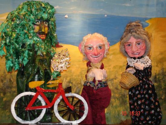 Grand-mère Amélie et Grand-père Victor à côté de Petit-Arbre. Un vélo est appuyé à l'arbre