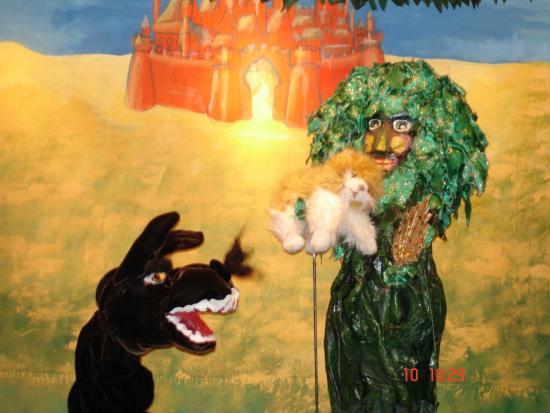 Minouchet le chat, réfugié sur une branche de Petit-Arbre, et Gros-Grognon, le chien. Paysage désertique avec citadelle au fond