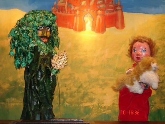 Petit François avec son chat dans le bras, à côté de Petit-Arbre. Le désert, la citadelle au fond