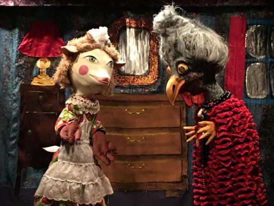 Babette et Mme Dindon dans le salon de cette dernière