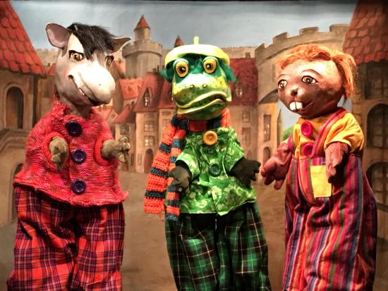 Crapouillard, Nestor et Piftapir sur la place de bourg