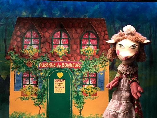 Babette devant l'Auberge du bonheur