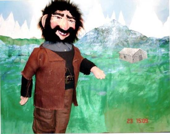 Le berger géant dans son pâturage, montagnes en arrière-plan