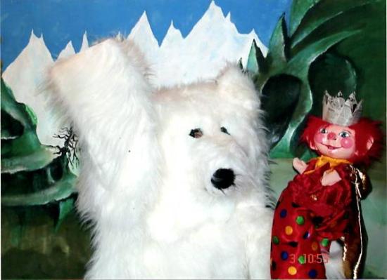 P'ti-Roi et l'ours blanc au bord d'un précipice