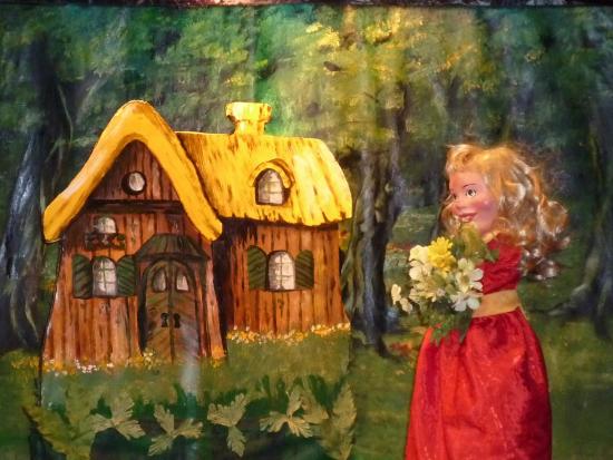 Boucle d'Or devant la maison des ours