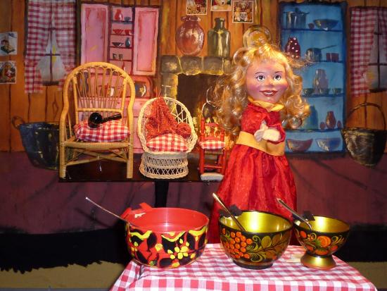 Boucle d'Or dans la cuisine des ours, nappe et rideaux à carreaux, bols sur la table