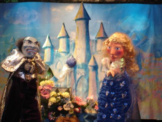 Prince Tonnerre et Fée Bellazure devant le château de cette dernière