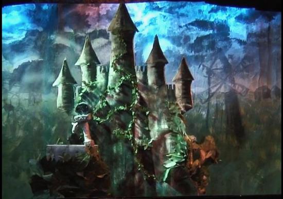 Château couvert de ronces, de nuit