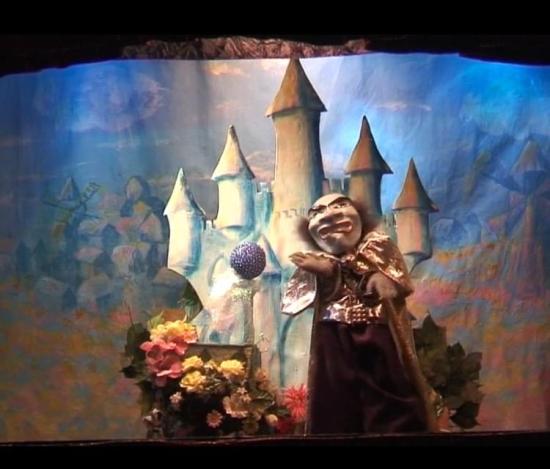 Prince Tonnerre à côté de la pierre bleue