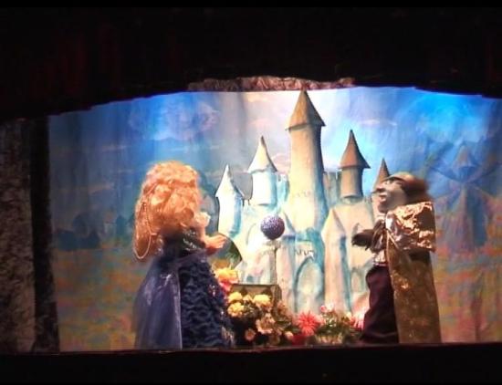 Fée Bellazure et Prince Tonnerre devant le château blanc des fées