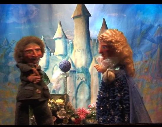 Fée Bellazure et le paysan Père Anselme devant le château blanc des fées