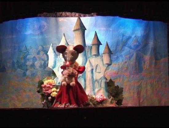 Petite Souris devant le château blanc des fées du Pays bleu