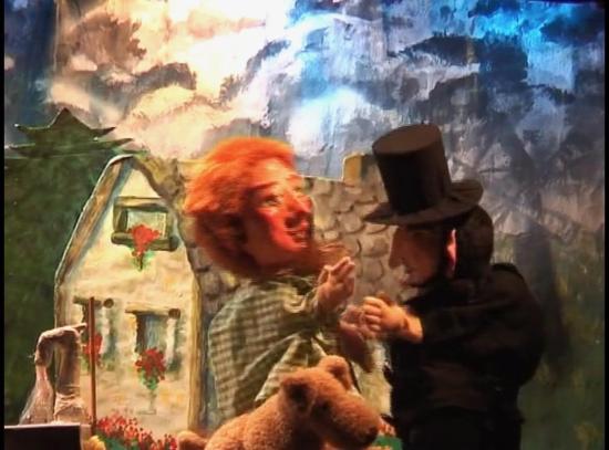 Jeannot, son chien Pipo et Taragoun le magicien à côté d'une fontaine et devant une maison