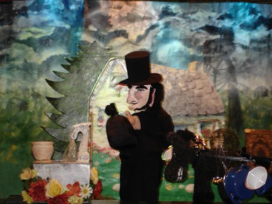 Taragoun Gossalan à côté de la fontaine, avec un sac plein d'eau volée dans ses mains, son cheval et sa charette sont à côté de lui