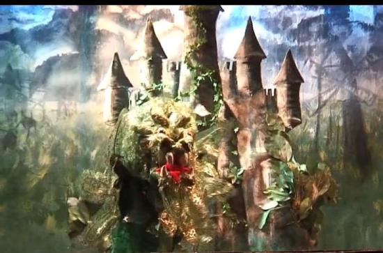 Taragoun Gossalan avec son cheval et sa charrette devant le château sombre