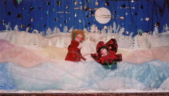 Pomme au milieu de la neige sourit à une rose