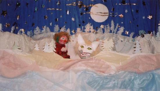 Pomme dans les collines enneigées avec un renard blanc