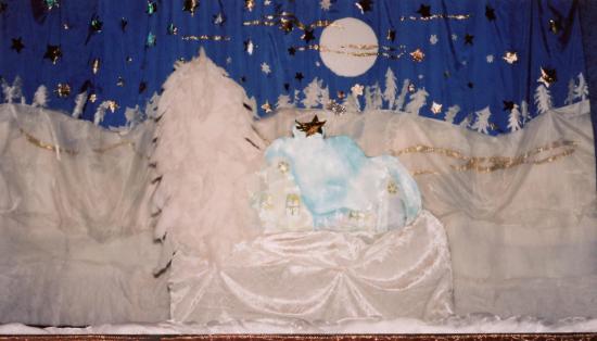 L'étoile sur la maison couverte de neige au milieu d'un paysage enneigé