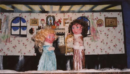 Juliette et sa maman dans un salon