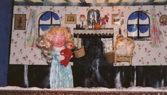 Juliette avec Pomme dans ses bras, devant la cheminée du salon