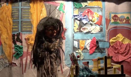 Perle d'Or dans sa chambre en désordre se fabrique une robe en soie bleue