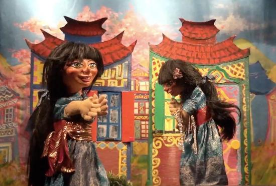 Perle d'Or et Fleurétoile en robes de soie bleue devant des maisons colorées