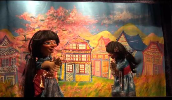 Perle d'or et Fleurétoile sur la place du village, maisons colorées et cerisier rose en fleurs