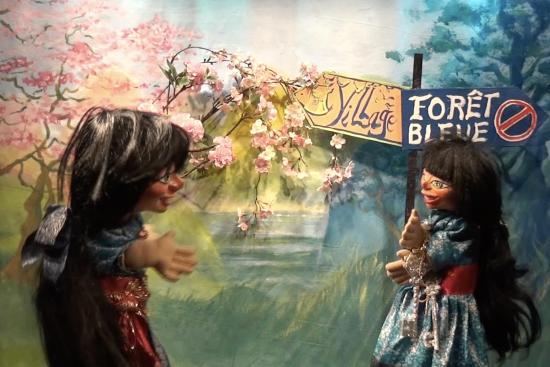 Perle d'Or et Fleurétoileà l'orée de la forêt bleue. Le panneau d'indication montre que le chemin est interdit