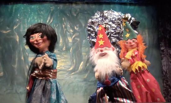 Perle d'Or dans la forêt bleue, près de l'arbre bleu et argenté du dragon, avec les lutins de la forêt