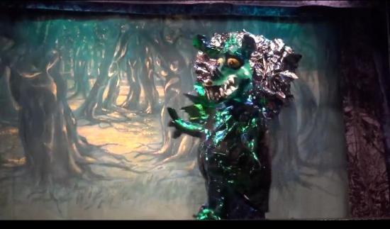 Dragon vert devant son arbre brillant bleu et argenté, dans la forêt bleue