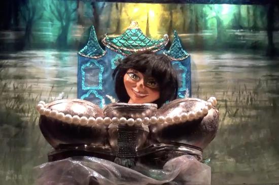 Perle d'Or avec une belle barque ornée de perles, devant un marais au milieu duquel se trouve un beau château bleu