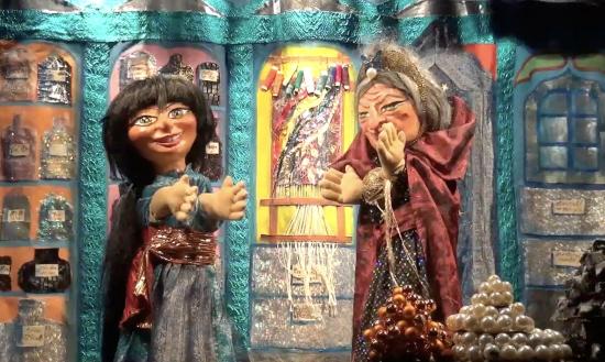 Perle d'Or dans le salon de la Dame aux perles, avec deux tas de perles blanche et dorée à ses pieds