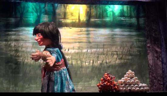 Perle d’Or devant un marais, des perles blanches et dorées au premier plan