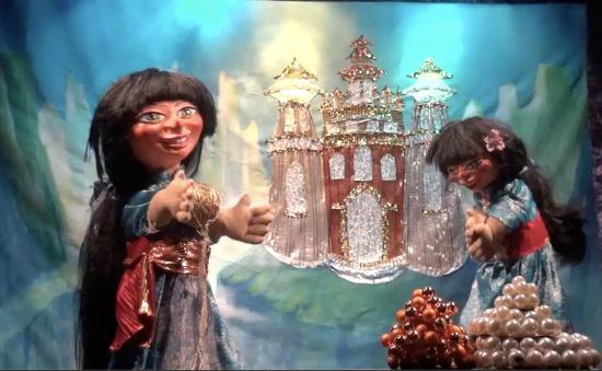 Perle d'Or devant un précipice, un château en arrière-plan