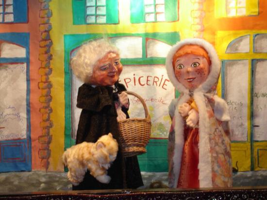 Mélodie et Grand-mère Louise dans la rue du village