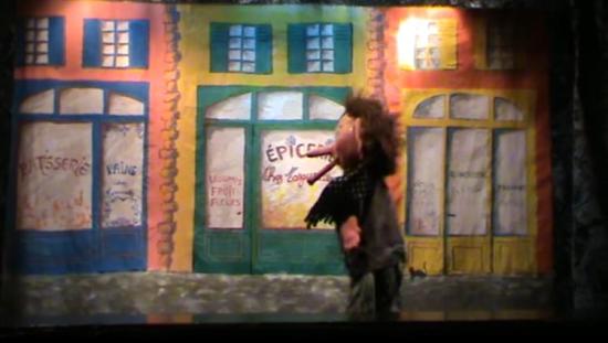 Pierrot hiver avec sa trompette dans la rue du village