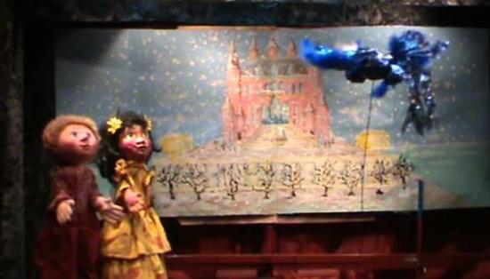 Deux enfants regardent voler un bel oiseau bleu, jardin et château enneigés en arrière-plan