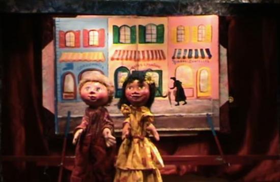 Deux enfants dans une rue commerçante, dans laquelle se trouve la boutique de M. Leon