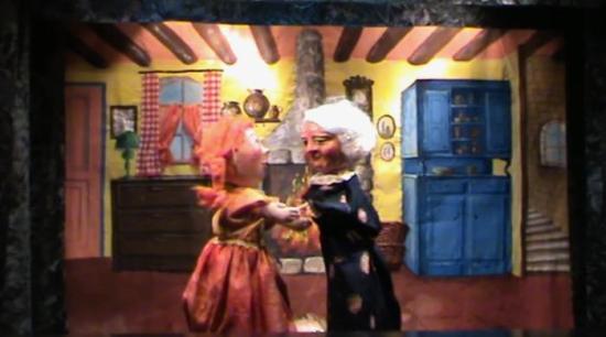 Mélodie avec Grand-Mère Louise dans le salon