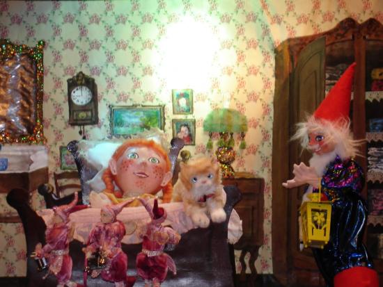 Mélodie dort dans un grand lit chez Grand-Mère Louise, des lutins dansent au pied du lit