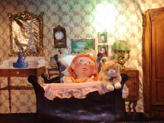 Mélodie dans un grand lit chez Grand-Mère Louise avec le chat Doux Minou