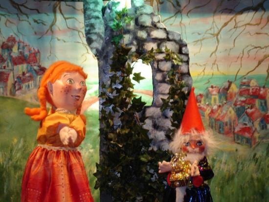 Mélodie et le lutin devant la vieille tour