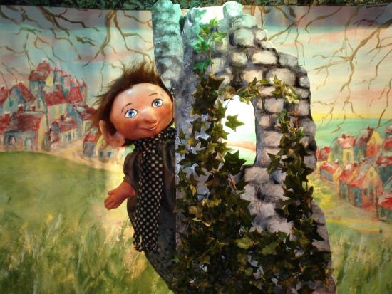 Pierrot dans son habit d'hiver se cache derrière la vieille tour