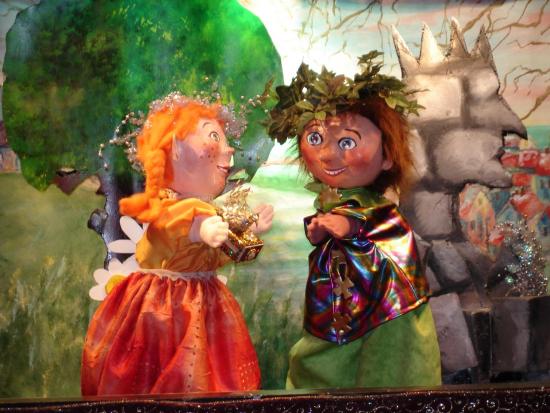 Mélodie avec Pierrot en roi du printemps, à côté du profil de la reine pétrifiée